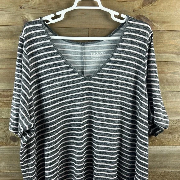Torrid Womens Shirt Super Soft Plush Tunic Vneck Striped Knit Comfy Size 6X - Picture 2 of 6